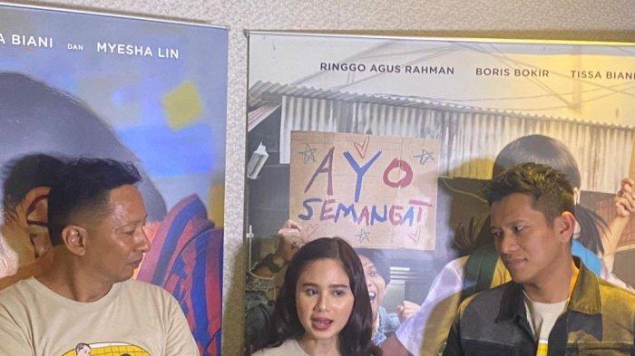 FILM BARU - Ringgo Agus Rahman, Tissa Biani dan Boris Bokir dalam jumpa pers perilisan poster dan trailer film Panggil Aku Ayah di Kawasan Senayan, Jakarta Pusat, Jumat (4/7/2025). Tissa Biani mendapat tantangan baru saat berperan dalam film Panggil Aku Ayah. (Tribunnews.com/Fauzi Alamsyah).