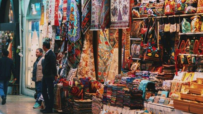 Toko karpet di Grand Bazaar, Istanbul, Turki