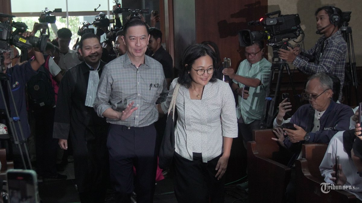 SIDANG TOM LEMBONG - Terdakwa kasus dugaan korupsi impor gula Thomas Trikasih Lembong atau Tom Lembong bersama istri Maria Franciska Wihardja memasuki ruang sidang di Pengadilan Tipikor, Jakarta, Jumat (4/7/2025). Jaksa Penuntut Umum (JPU) menuntut mantan Menteri Perdagangan tersebut dengan hukuman 7 tahun penjara atas dugaan kasus korupsi impor gula, Selain tuntutan penjara Tom Lembong juga dituntut membayar denda 750 juta apabila tidak dibayar, diganti dengan pidana penjara selama 6 bulan. Tribunnews/Jeprima