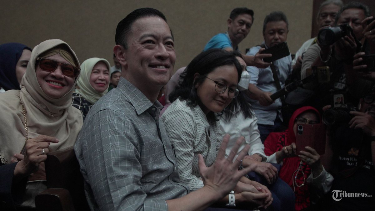 SIDANG TOM LEMBONG - Terdakwa kasus dugaan korupsi impor gula Thomas Trikasih Lembong atau Tom Lembong bersama istri Maria Franciska Wihardja duduk di ruang sidang Pengadilan Tipikor, Jakarta, Jumat (4/7/2025). Jaksa Penuntut Umum (JPU) menuntut mantan Menteri Perdagangan tersebut dengan hukuman 7 tahun penjara atas dugaan kasus korupsi impor gula, Selain tuntutan penjara Tom Lembong juga dituntut membayar denda 750 juta apabila tidak dibayar, diganti dengan pidana penjara selama 6 bulan. Tribunnews/Jeprima