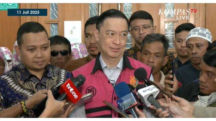KASUS IMPOR GULA - Tom Lembong saat diwawancarai wartawan setelah selesai sidang replik di Pengadilan Tipikor Jakarta, Jumat (11/7/2025).