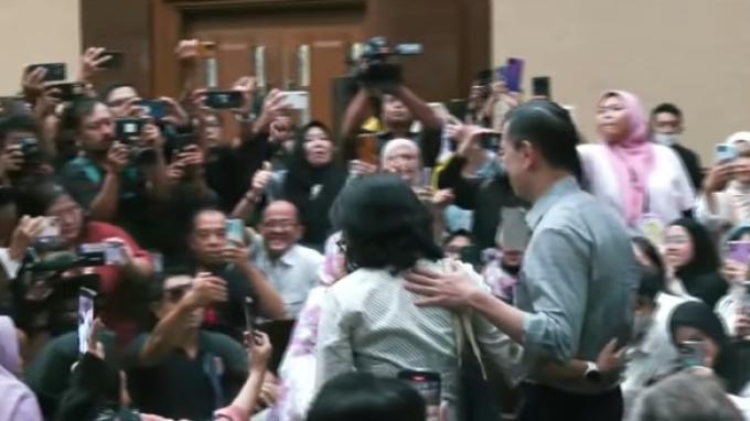 SIDANG TOM LEMBONG - Terdakwa terduga korupsi impor gula eks Mendag Thomas Trikasih Lembong alias Tom Lembong di PN Tipikor Jakarta, Jumat (4/7/2025). Tom Lembong terlihat didampingi istrinya Maria Francisca Wihardja.