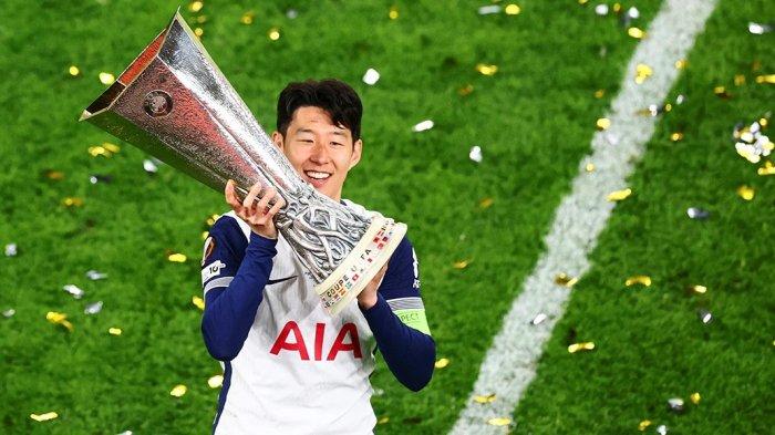 JUARA LIGA EROPA - Kapten Tottenham Hotspur Son Heung-min berfoto dengan trofi juara Liga Eropa 2024/2025 setelah menaklukkan Manchester United skor 1-0 dalam partai final yang dihelat di Stadion San Memes, Kamis (22/5/2025). (Website Spurs - 22/5/2025)