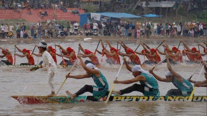 BERITA VIRAL - Potret Festival Pacu Jalur yang diunduh dari situs Tribun Pekanbaru pada Selasa (2/7/2025). Mengenal apa itu Pacu Jalur, tradisi lomba mendayung perahu panjang khas Kuantan Singingi, Riau.