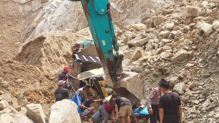 TAMBANG LONGSOR - Tragedi longsor terjadi di area pertambangan galian C Gunung Kuda, Desa Cipanas, Kecamatan Dukupungtang, Kabupaten Cirebon, Jumat (30/5/2025) pagi. Tercatat 9 orang tewas dalam kejadian tersebut.