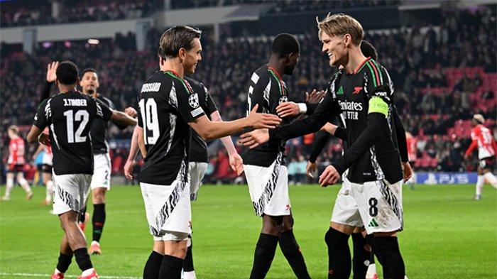 BERSALAMAN - Pemain Arsenal, Leandro Trossard (kiri) dan Martin Odegaard (kanan) bersalaman dalam perayaan gol ke gawang PSV dalam pertandingan Liga Champions babak 16 besar leg I di Stadion Philips, Rabu (5/3/2025). Arsenal menang dengan skor telak 1-7. (Foto diambil dari Instagram Arsenal pada Rabu, 5 Maret 2025).