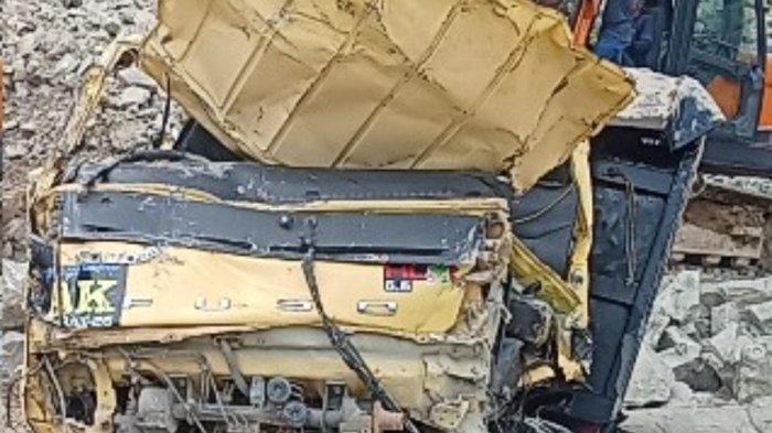 TRUK DI LOKASI LONGSOR - Longsor terjadi di Tambang Galian C Gunung Kuda, Desa Cipanas, Kecamatan Dukupuntang, Cirebon, Jawa Barat pada Jumat (30/5). Peristiwa yang terjadi pukul 10.00 WIB ini menyebabkan 10 orang pekerja tambang dilaporkan meninggal dunia.