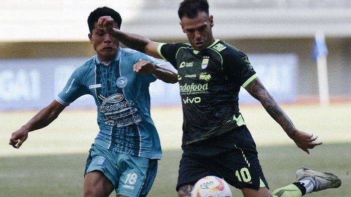 Tyronne del Pino bersiap menendang bola di laga PSBS Biak vs Persib di Liga 1 2024/2025, Sabtu (11/1/2025) sore WIB.