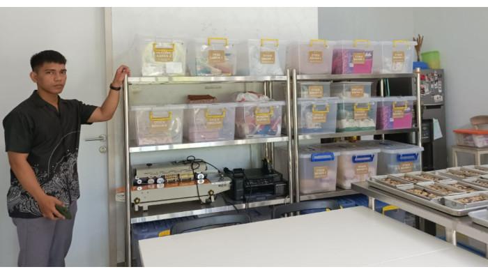 UMKM BROUNIS PARIS - Seorang karyawan UMKM Brounis Paris menunjukkan lokasi penyimpanan bahan dan peralatan di dapur produksi yang berlokasi di Diro RT 57, Kalurahan Pendowoharjo, Kapanewon Sewon, Kabupaten Bantul, Daerah Istimewa Yogyakarta. UMKM Brounis Paris asal Bantul, Yogyakarta memproduksi brownies sebagai sajian ater-ater atau hantaran.