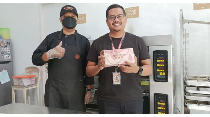 UMKM BROUNIS PARIS - Pemilik UMKM Brounis Paris, Sutrisno (kanan) dan karyawannya menunjukkan produk brownies, Sabtu (19/4/2025). Brounis Paris adalah UMKM asal Bantul, Yogyakarta yang memproduksi brownies sebagai sajian ater-ater atau hantaran.