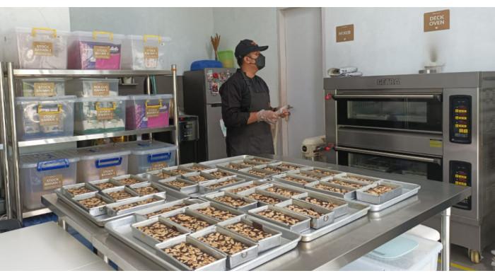 UMKM BROUNIS PARIS - Proses produksi kue brounis sebagai ater-ater di UMKM Brounis Paris yang berlokasi di Diro RT 57, Kalurahan Pendowoharjo, Kapanewon Sewon, Kabupaten Bantul, Daerah Istimewa Yogyakarta, Sabtu (19/4/2025).