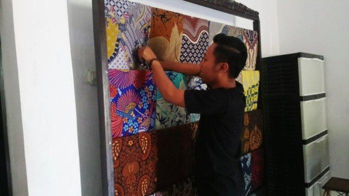 UMKM BATIK GEMILANG - Aji Gilang Romadhon (29) perajin batik dan pemilik UMKM Batik Gemilang saat ditemui Tribunnews.com di Sragen, Jawa Tengah. JNE membersamai bisnis Batik Gemilang. (Tribunnews.com/Garudea Prabawati)