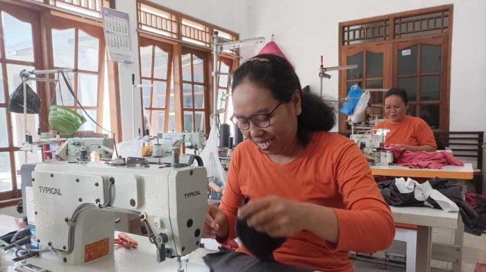 Para penjahit di UMKM Simpanse tengah menjahit kaus menyusui di rumah produksi Jalan Bima, Desa Sekarsuli, Kecamatan Klaten Utara, Klaten, Senin (27/4/2025).