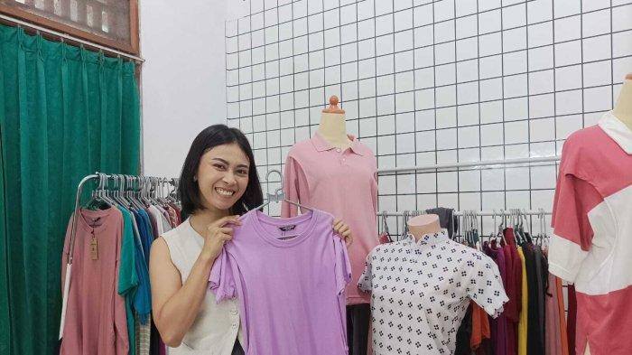 PRODUKSI KAUS MENYUSUI - Risca Ayu Maranita, pemilik Simpanse menunjukkan hasil kaus menyusui yang diproduksi UMKM-nya. Simpanse adalah salah satu UMKM asal Klaten yang mengoptimalkan penggunaan platform digital untuk memperluas pangsa pasar.