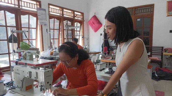 PRODUKSI KAUS MENYUSUI - Risca Ayu Maranita, pemilik Simpanse bersama dengan salah satu penjahit, Senin (27/4/2025). Simpanse adalah salah satu UMKM asal Klaten yang mengoptimalkan penggunaan platform digital untuk memperluas pangsa pasar.