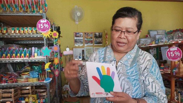 MAINAN EDUKATIF - Rita Indriana, pemilik ABC Woodentoys menunjukkan produk mainan edukatif ber-SNI yang juga dijual melalui Shopee, Jumat (2/5/2025).