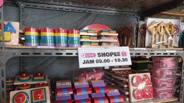 JADWAL LIVE STREAMING - Jadwal live streaming yang ditempel di salah satu rak di toko offline ABC Woodentoys yang beralamat di Gendeng GK IV/598 A, Baciro, Gondokusuman, Yogyakarta, Rabu (2/5/2025).