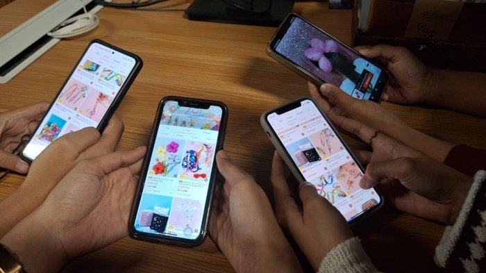 UMKM PUKA DAN SHOPEE - Para konsumen saat melihat koleksi kerajinan tangan kreatif UMKM PUKA, di Solo, Jawa Tengah, Jumat (23/5/2025). (Tribunnews.com/Garudea Prabawati)