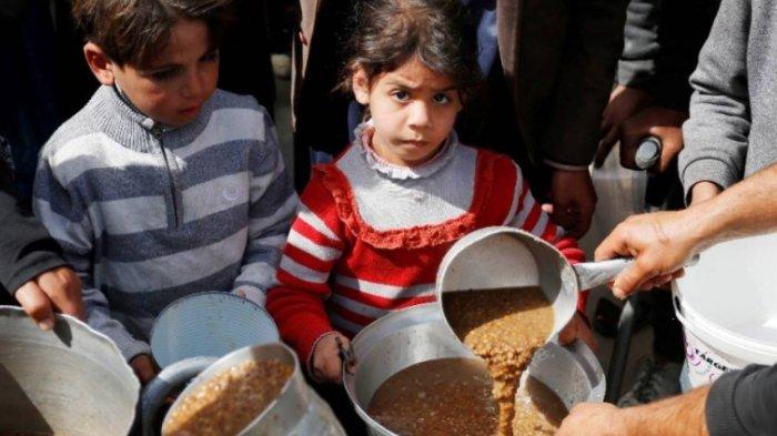 UNWRA BAGIKAN BANTUAN - Foto ini diambil pada Jumat (31/1/2025) dari tangkap layar website UNWRA, menunjukkan kerumunan pengungsi Palestina di Gaza yang sedang mengantri bantuan pangan yang sedang di bagikan UNWRA