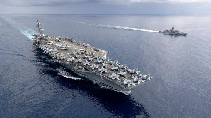 KETEGANGAN AS-IRAN - USS Carl Vinson saat berlayar bersama kapal Angkatan Laut Kerajaan Australia HMAS Warramunga selama operasi bilateral di Samudra Hindia, Desember 2021.