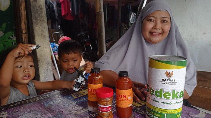 USAHA BERKEMBANG - Yessi Anisa (32) mendapatkan bantuan dari Baznas. Ia menggunakannya untuk mengembangkannya usaha, dari angkringan hingga membuat aneka sambal kemasan dalam botol. (Tribunnews.com/Chrysna)