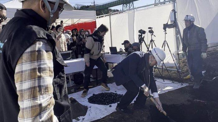 Founder sekaligus Dewan Pembina Cinta Quran Foundation, Ustadz Fatih Karim, melakukan peletakan batu pertama Masjid As-Sholihin di Yokohama, Jepang, Jumat (10/1/2025).