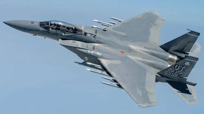 VARIAN TERCANGGIH - Pesawat tempur F-15EX. Jet F-15EX, yang akan dikenal sebagai F-15IDN untuk Indonesia, merupakan varian terbaru dan tercanggih dari jet tempur F-15 yang dikembangkan oleh Boeing.