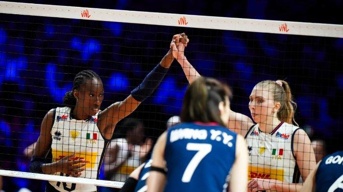 VOLI ITALIA VNL - Aksi pemain Italia saat berhasil mengalahkan China 3-0 (25-21, 32-30, 25-11) dalam lanjutan VNL 2025 pekan kedua, 22 Juni 2025, di Kai Tak Arena, Hong Kong.