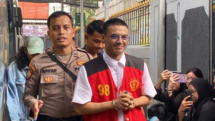 SIDANG VADEL BADJIDEH - Vadel Badjideh tiba di Pengadilan Negeri Jakarta Selatan, Rabu (9/7/2025). Vadel Badjideh mengakui siap menjalani sidabg lanjutan dan mendapat dukungsn dari keluarga.