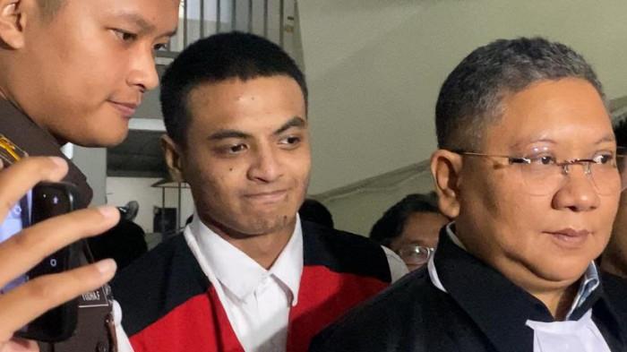 SIDANG VADEL BADJIDEH - Vadel Badjideh dan kuasa hukumnya, Oya Abdul Malik usai menjalani sidang lanjutan di Pengadilan Negeri Jakarta Selatan, Rabu (16/7/2025). Sidang kali ini beragendakan keterangan dari tiga saksi yang dihadirkan JPU. (Tribunnews.com/Fauzi Alamsyah).