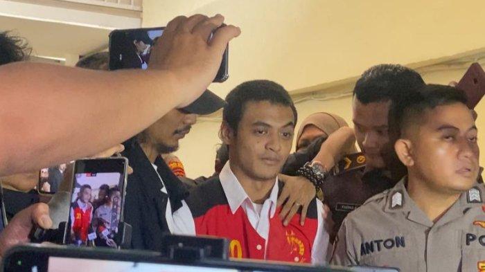 SIDANG VADEL BADJIDEH - Vadel Badjideh usai sidang di Pengadilan Negeri Jakarta Selatanmeminta maaf ke publik dan mengakui kesalahannya, Rabu (25/6/2025). Vadel kemudian berharap bisa melewati proses sidang secara lancar, ia meyakini akan menjadi pribadi yang lebih baik ke depannya. (Tribunnews.com/Fauzi Alamsyah).