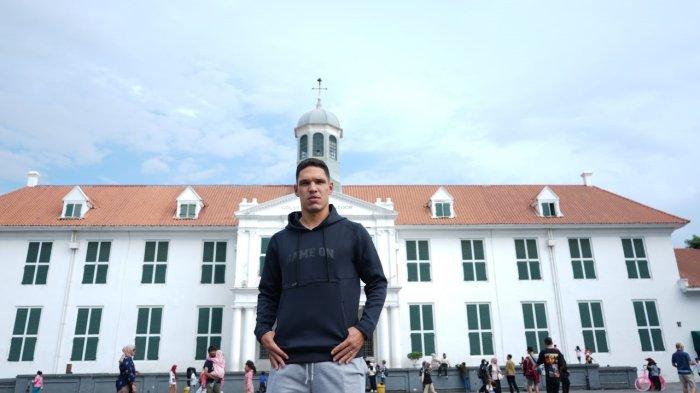 PEMAIN BARU PERSIJA - Pemain asing anyar Persija Jakarta, Van Vasty Sousa di kawasan Kota Tua, Jakarta, baru-baru ini. Persija resmi memperkenalkan gelandang asal Brasil tersebut untuk membela Macan Kemayoran di kompetisi Liga 1 2025/2026.
