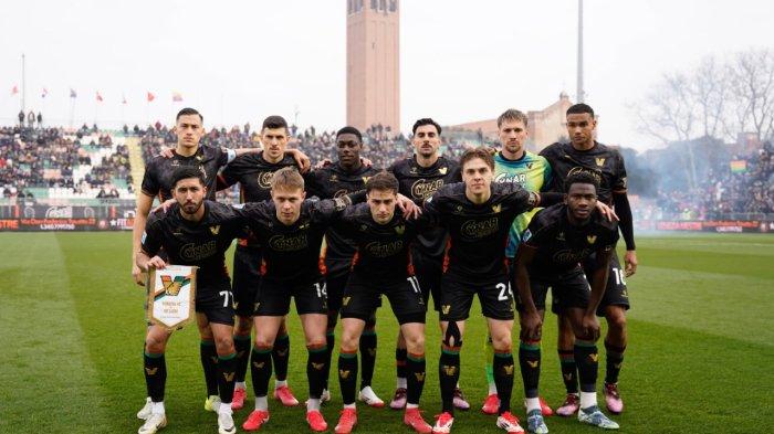 STARTING XI - Pemain bek-tengah berpaspor Indonesia, Jay Idzes, dalam foto tim Venezia FC pada pertandingan menghadapi Lazio di kompetisi Liga Italia, 22 Februari 2025. (Instagram Venezia - 27/4/2025)