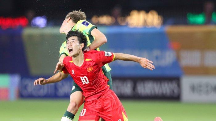 DUEL BOLA - Duel pada pertandingan pembuka grup B Piala Asia U17 2025 antara Australia vs Vietnam, Jumat (4/4/2025) malam WIB. (Facebook VFF - 4/4/2025)