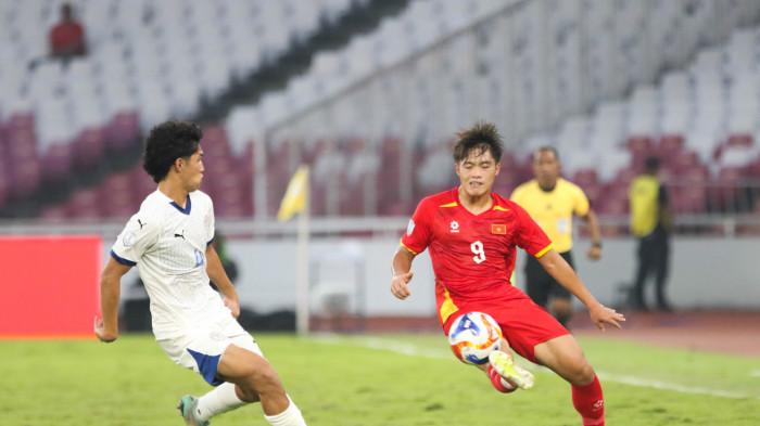 STRIKER VIETNAM - Aksi striker Vietnam U23, Nguyen Quoc Viet, ketika menghadapi Filipina pada fase semifinal Piala AFF U23 2025 di Stadion Utama Gelora Bung Karno, Jumat (25/7/2025). (Facebook VFF - 27/6/2025)