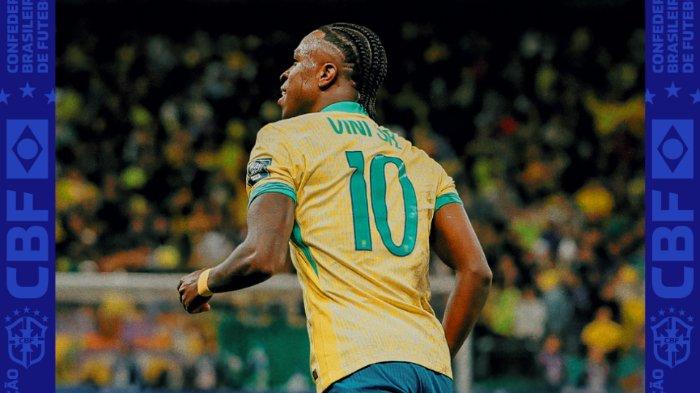 Vinicius Junior berlari merayakan gol pada laga Brasil vs Paraguay