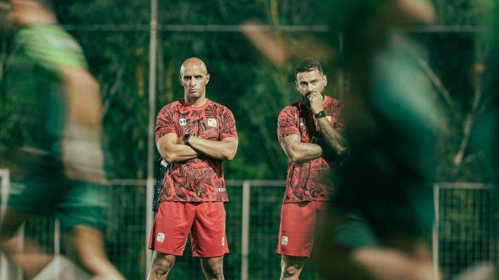 LATIHAN BARITO - Pelatih asal Brasil, Vitor Tinoco memimpin latihan dim Barito Putera pada kompetisi Liga 1 2024/2025. (Instagram Barito - 16/5/2025)