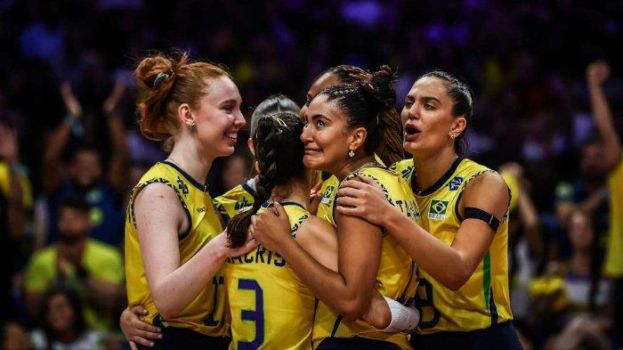 SELEBRASI BRASIL VNL - Penggawa voli Brasil berselebrasi dalam gelaran VNL 2025 saat berhadapan dengan Amerika Serikat di Rio de Janeiro, Brasil, pada 6 Juni 2025.