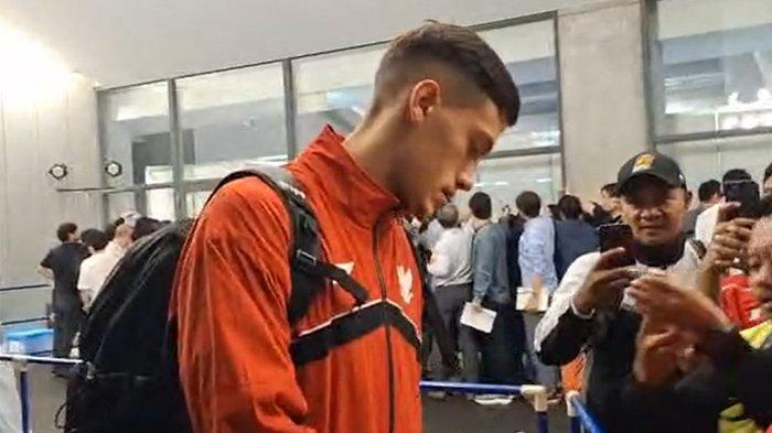 WAJAH DATAR - Kapten Tim Timnas Indonesia, Jay Idzes menyempatkan diri