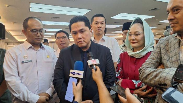 WAWANCARA ERICK THOHIR - Ketua Umum PSSI, Erick Thohir saat diwawancarai usai mengikuti rapat kerja bersama dengan Komisi X dan XIII terkait proses naturalisasi Emil Audero, Dean James dan Joey Pelupessy di Gedung Nusantara I, Senayan, Jakarta, Rabu (5/3/2025).
