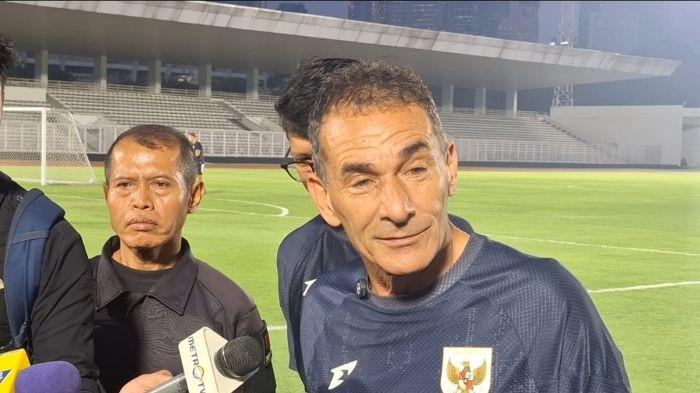 WAWANCARA GERALD VANENBURG - Wawancara dengan pelatih Timnas U-23 Indonesia, Gerald Vanenburg sebelum memimpin latihan di Stadion Madya, Senayan, Jakarta, Kamis (17/7/2025).
