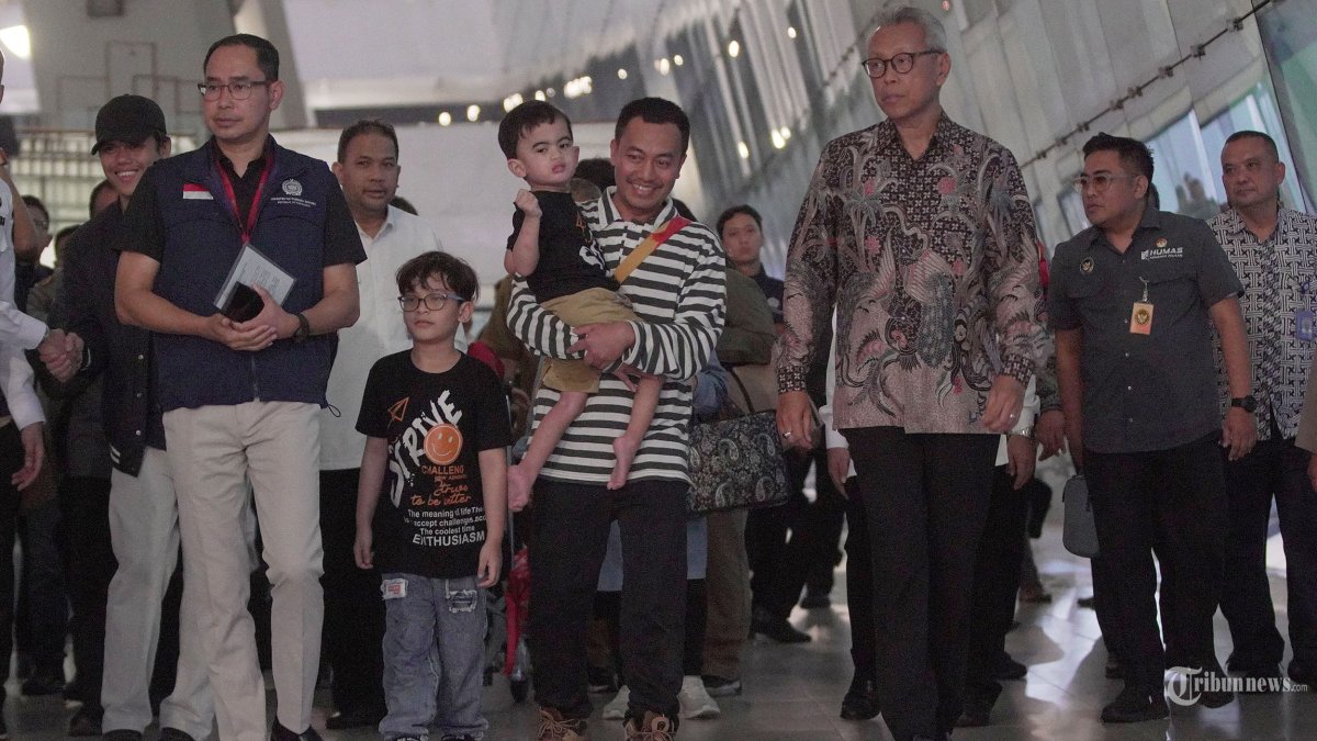 EVAKUASI WNI - Warga Negara Indonesia (WNI) berjalan keluar terminal setibanya dari Iran di Terminal 3 Bandara Soekarno Hatta, Selasa (24/6/2025). Pemerintah Indonesia lewat Kementerian Luar Negeri pada gelombang pertama berhasil memulangkan 11 orang WNI dari wilayah konflik di Iran. Tribunnews/Jeprima