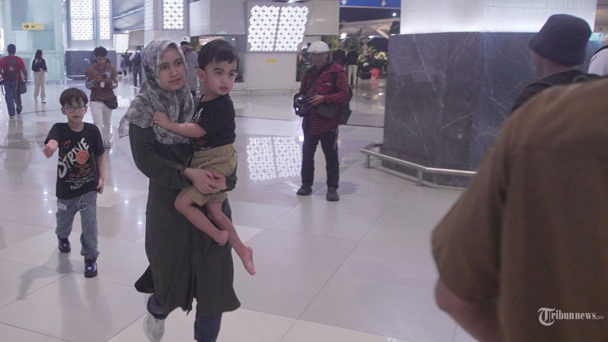 EVAKUASI WNI - Warga Negara Indonesia (WNI) berjalan keluar terminal setibanya dari Iran di Terminal 3 Bandara Soekarno Hatta, Selasa (24/6/2025). Pemerintah Indonesia lewat Kementerian Luar Negeri pada gelombang pertama berhasil memulangkan 11 orang WNI dari wilayah konflik di Iran.  Tribunnews/Jeprima