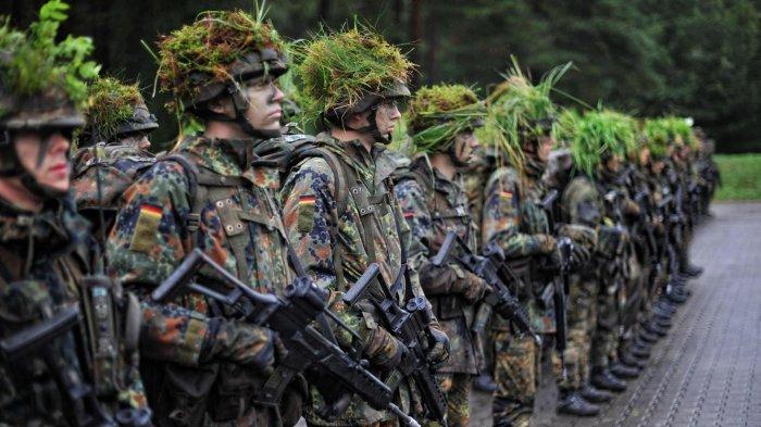 WAJIB MILITER DI JERMAN - Kegiatan Wajib militer di Jerman. Peserta mengikuti pelatihan dasar batalyon pelatihan Panzergrenadier di tahun 2010 di area pelatihan militer dekat Münster.