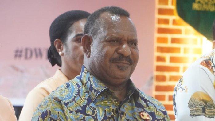 BENTROK ANTAR WARGA - Bentrok antarwarga pecah di jembatan gantung yang menghubungkan Distrik Wesaput dan Kampung Minimo, Distrik Maima, Kabupaten Jayawijaya, Papua Pegunungan, Jumat (25/7/2025). Wakil Gubernur Papua, Ones Pahabol mengimbau kedua belah pihak menghentikan aksi, agar tidak menimbulkan korban baru.