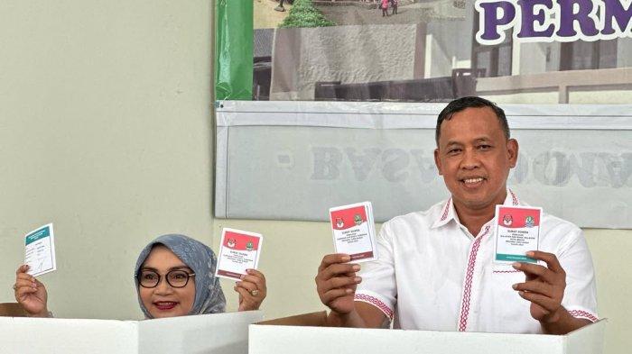 WALI KOTA BEKASI - Wali Kota Bekasi Tri Adhianto dan sang istri Wiwiek Hargono saat pilkada 2024. Kini Wiwiek Hargono disorot saat semringah ngungsi di hotel saat bencana banjir, inilah sosok Wali Kota Bekasi Mas Tri.