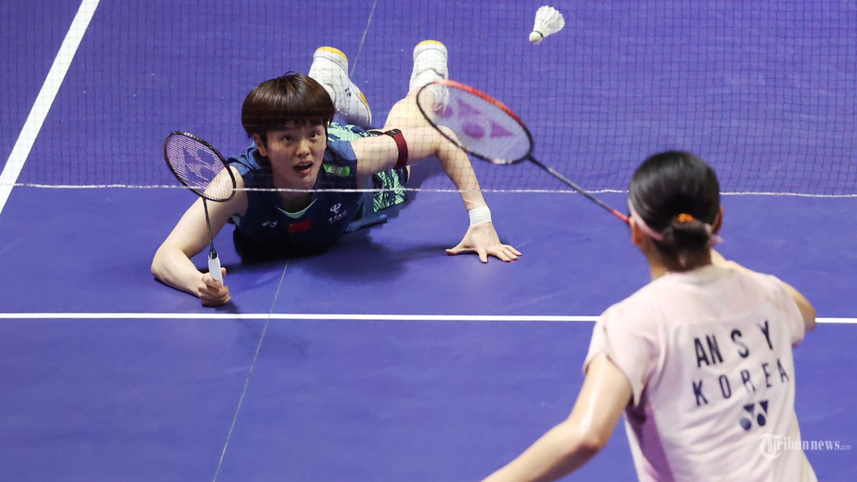 TERJATUH - Pebulutangkis China, Wang Zhi Yi terjatuh saat melawan pebulutangkis Korea Selatan, An Se Young di final Indonesia Open 2025, di Istora Senayan Jakarta, Minggu (8/6/2025). Wang Zhi Yi gagal meraih gelar juara tunggal putri Indonesia Open 2025 usai kalah tiga set dengan skor 21-13, 21-19, dan 21-15. Di foto menggunakan kamera Canon EOS R1 dengan lensa RF24-105mm f/2.8L IS USM Z dan lensa RF100-500mm f/4.5-7.1L IS USM. TRIBUNNEWS/HERUDIN