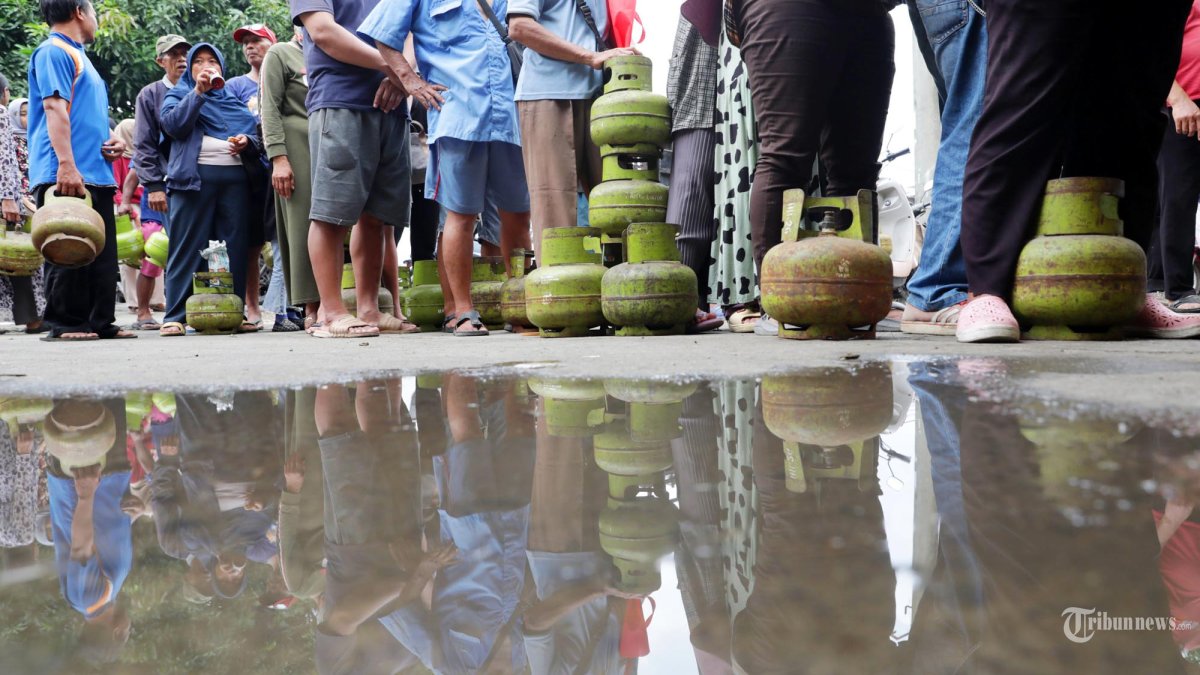 ANTRE GAS 3KG - Warga mengantre saat membeli gas elpiji atau LPG 3 kg bersubsidi di sebuah agen di kawasan Jurang Mangu Barat, Pondok Aren, Tangerang Selatan, Banten, Senin (3/2/2025). Antrean panjang ini terjadi setelah Pertamina resmi memberlakukan larangan penjualan gas 3 kg di pengecer atau toko-toko kelontong sejak 1 Februari. TRIBUNNEWS/IRWAN RISMAWAN