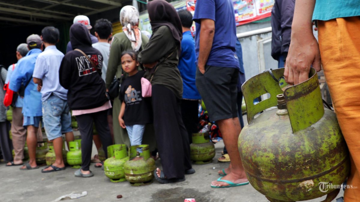 ANTRE GAS 3KG - Warga mengantre saat membeli gas elpiji atau LPG 3 kg bersubsidi di sebuah agen di kawasan Jurang Mangu Barat, Pondok Aren, Tangerang Selatan, Banten, Senin (3/2/2025). Antrean panjang ini terjadi setelah Pertamina resmi memberlakukan larangan penjualan gas 3 kg di pengecer atau toko-toko kelontong sejak 1 Februari. TRIBUNNEWS/IRWAN RISMAWAN