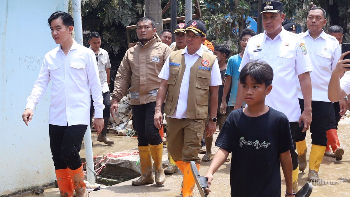 BERSIHKAN SISA BANJIR - Wakil Presiden Gibran Rakabuming Raka meninjau lokasi banjir di kawasan Perumahan Pondok Gede Permai, Bekasi, Jawa Barat, Rabu (5/3/2025). Banjir dengan ketinggian mencapai 3 meter telah surut pada Rabu (5/3) dini hari tadi menyisakan lumpur berwarna kecoklatan di sepanjang jalan dan rumah-rumah warga. Tribunnews/Jeprima 